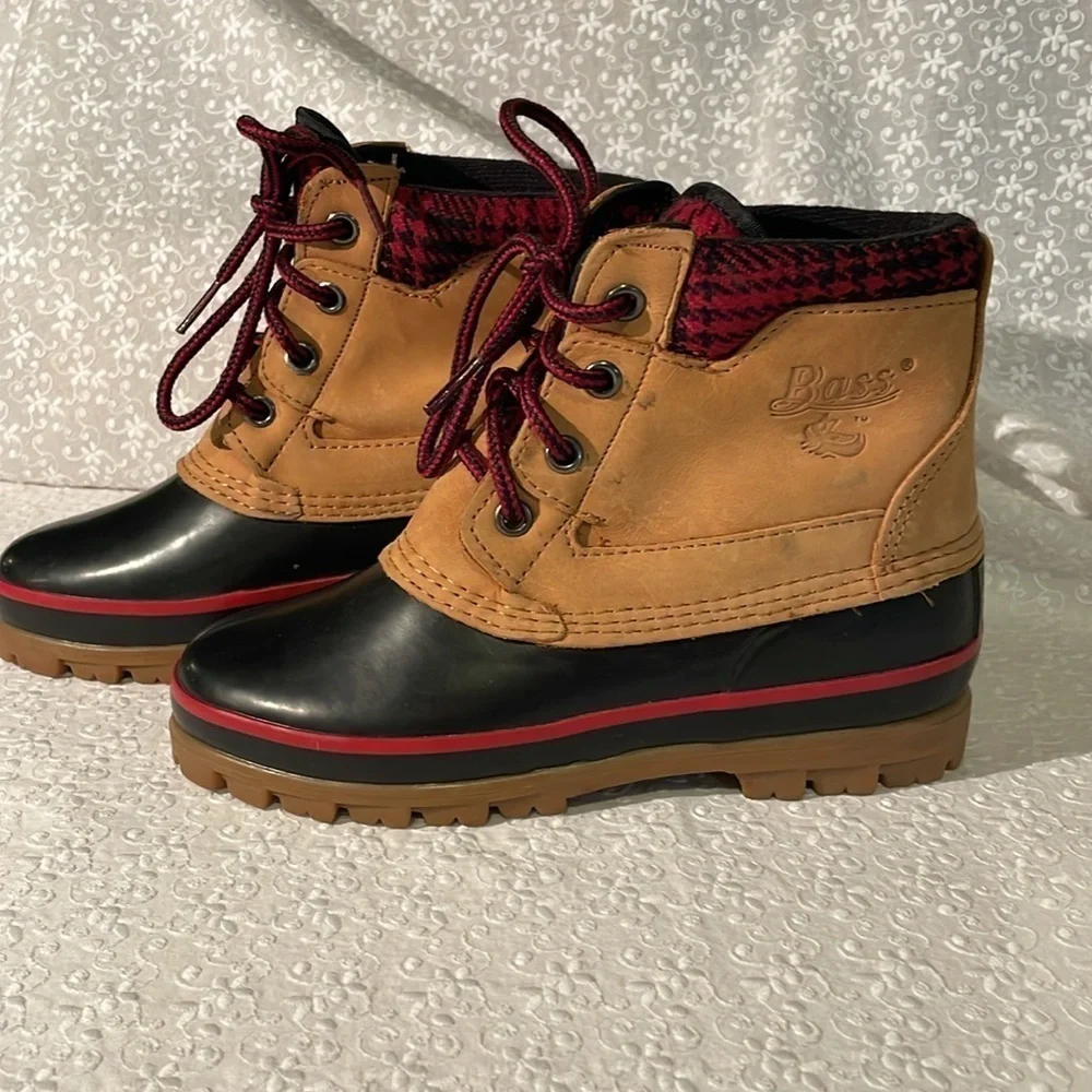 BASS Women’s Waterproof Duck Boots size 5 Thermolite